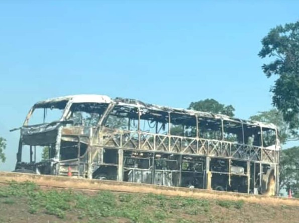 Ônibus com 22 passageiros pega fogo na BR-163 em Rondonópolis