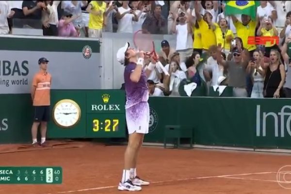 Foto: Reprodução TV Globo - João Fonseca vence em Roland Garros e vai pegar Novak Djokovic