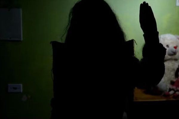 Criança faz sinal universal de pedido de socorro e homem é preso por tentativa de estupro de vulnerável, em Curitiba — Foto: RPC
