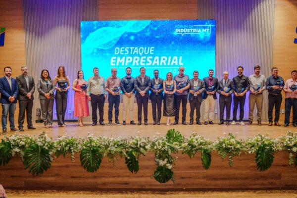 Homenageados receberam o Prêmio Destaque Empresarial
durante o Fórum da Indústria em Sinop