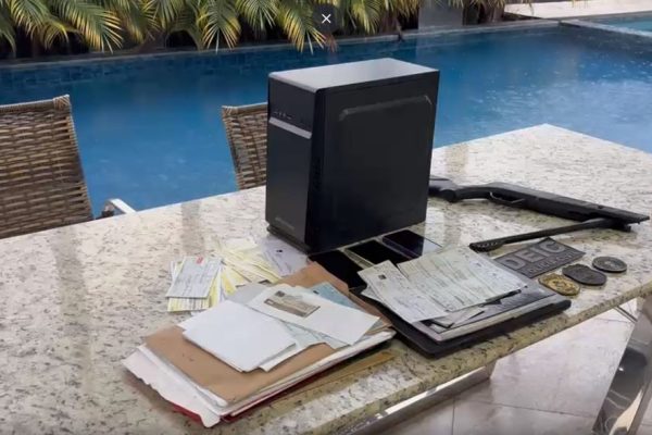 Cheques, documentos e computador apreendidos com suspeitos de agiotagem no DF — Foto: Polícia Civil/Divulgação
