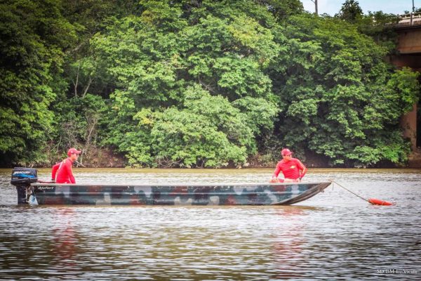O Corpo de Bombeiros Militar de Mato Grosso localizou e resgatou, na manhã desta terça-feira (5), o corpo de um homem de 69 anos vítima de afogamento no rio Peixotinho, em Matupá.
A equipe do 4º Núcleo Bombeiro Militar foi acionada por volta das 7h, após familiares informarem que o idoso havia saído de barco no domingo (3) e não retornou, gerando preocupação na comunidade.
Os bombeiros iniciaram imediatamente as buscas no local indicado. Durante o primeiro dia de operação, foi encontrada apenas a embarcação da vítima, sem qualquer sinal do ocupante.
As buscas foram intensificadas e, na manhã desta terça-feira, o corpo foi localizado boiando nas águas do rio.
Após o resgate, a vítima foi encaminhada à Politec e à Polícia Civil, responsáveis pelos procedimentos periciais e investigação.
Até o momento, não há informações confirmadas sobre as circunstâncias do afogamento.