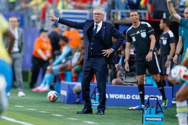 Carlo Ancelotti dá instruções à Seleção Brasileira durante o empate por 1 a 1 com o Marrocos, pela estreia da Copa do Mundo
Créditos: Rafael Ribeiro/CBF