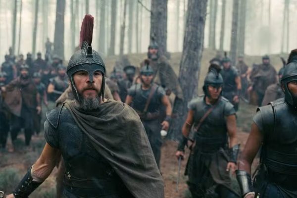 Matt Damon, Will Yun Lee, e Himesh Patel em 'A Odisseia' (2026) — Foto: Divulgação