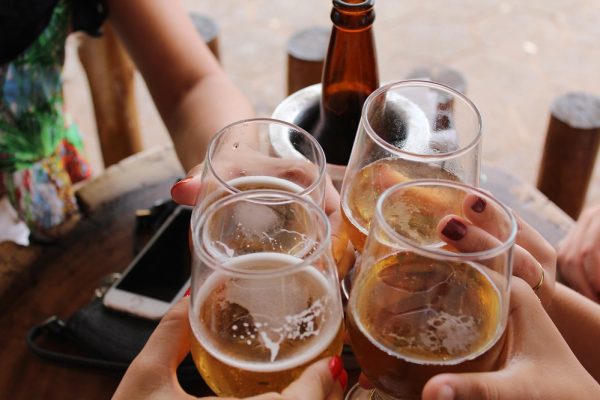 No Brasil, 4% da população adulta consome bebidas alcoólicas em excesso e corre risco de dependência. Foto: Giovanna Gomes / Unsplash