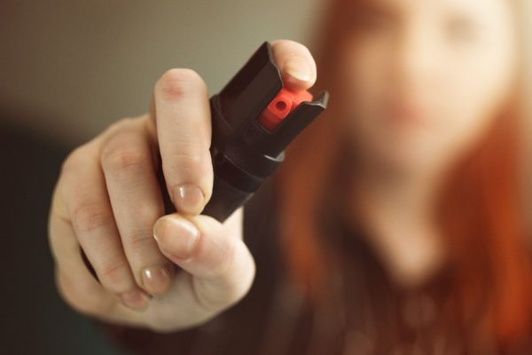 A lei determina a composição do líquido do spray, que não poderá conter substâncias de efeito letal ou de toxicidade permanente/
Foto: Adobe Stock
