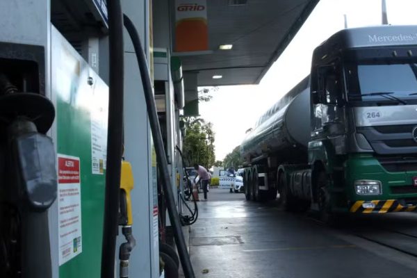 Caminhão abastece com diesel em posto de combustível — Foto: Marcello Casal Jr/Agência Brasil
