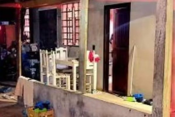 Menina de 9 anos foi atingida no pé durante troca de tiros dentro de uma casa em Sinop (MT) — Foto: Reprodução